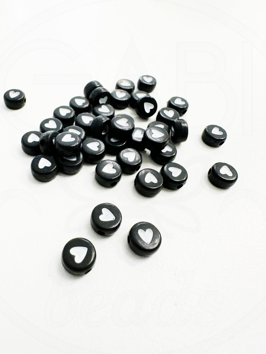 Plastikiniai karoliukai, širdelės,  7x7x4mm, juodos, baltos, spalvos, 25vnt