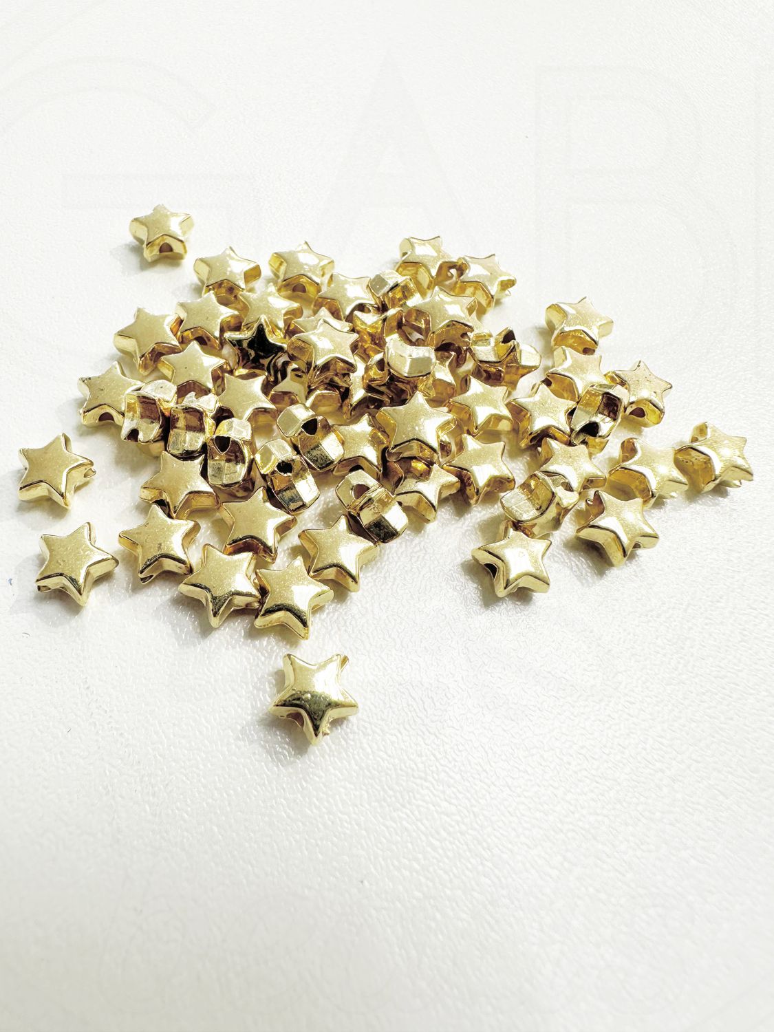 Plastikiniai karoliukai, Žvaigždutės, 6x6.5x3.5mm, aukso spalvos,  50vnt