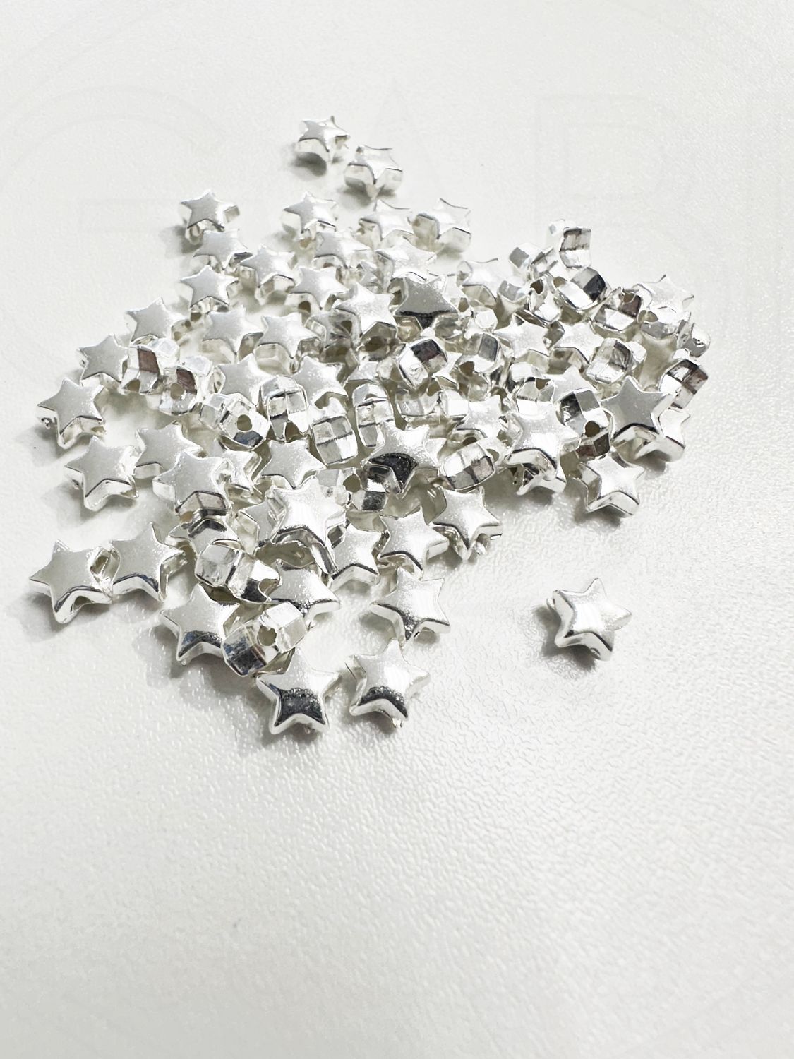Plastikiniai karoliukai, Žvaigždutės, 6x6.5x3.5mm, sidabro spalvos,  50vnt