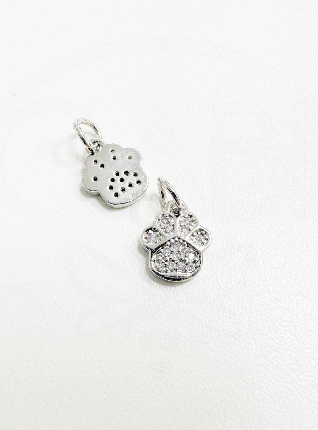 Nerūdijančio plieno pakabukas &quot;Pėdutė&quot; su cirkonio akutėmis, sidabro spalvos, 10x8,5x2mm, 1 vnt