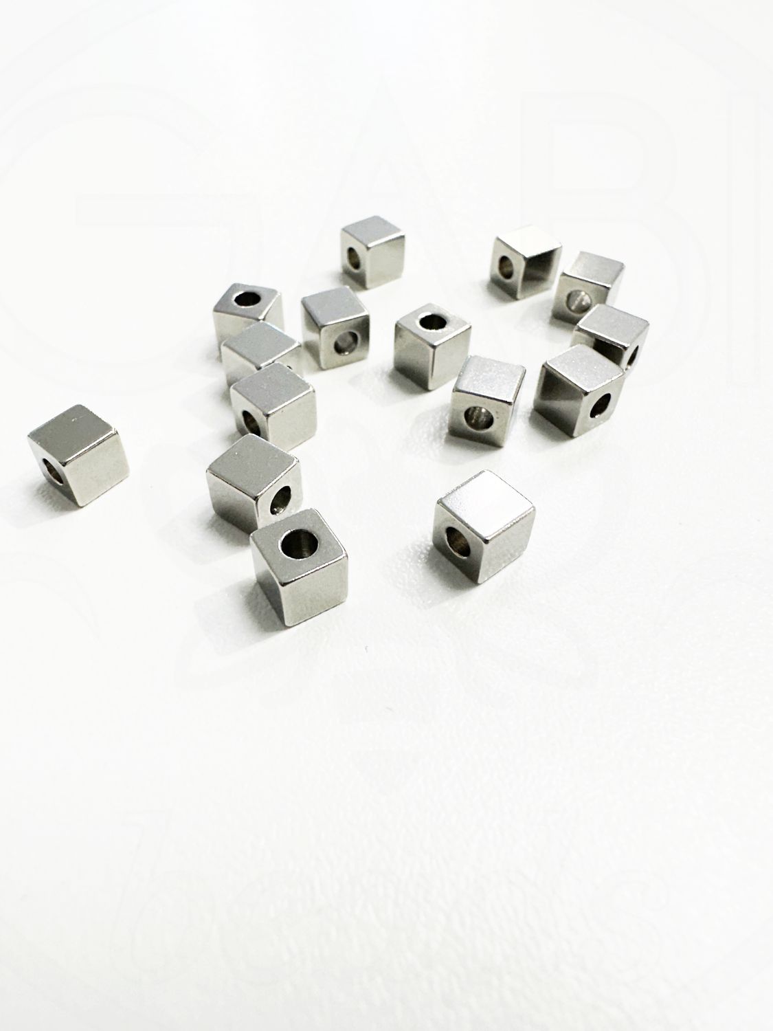 Nerūdijančio plieno intarpai, kubo formos, plieno spalvos, 5x5mm, 5vnt