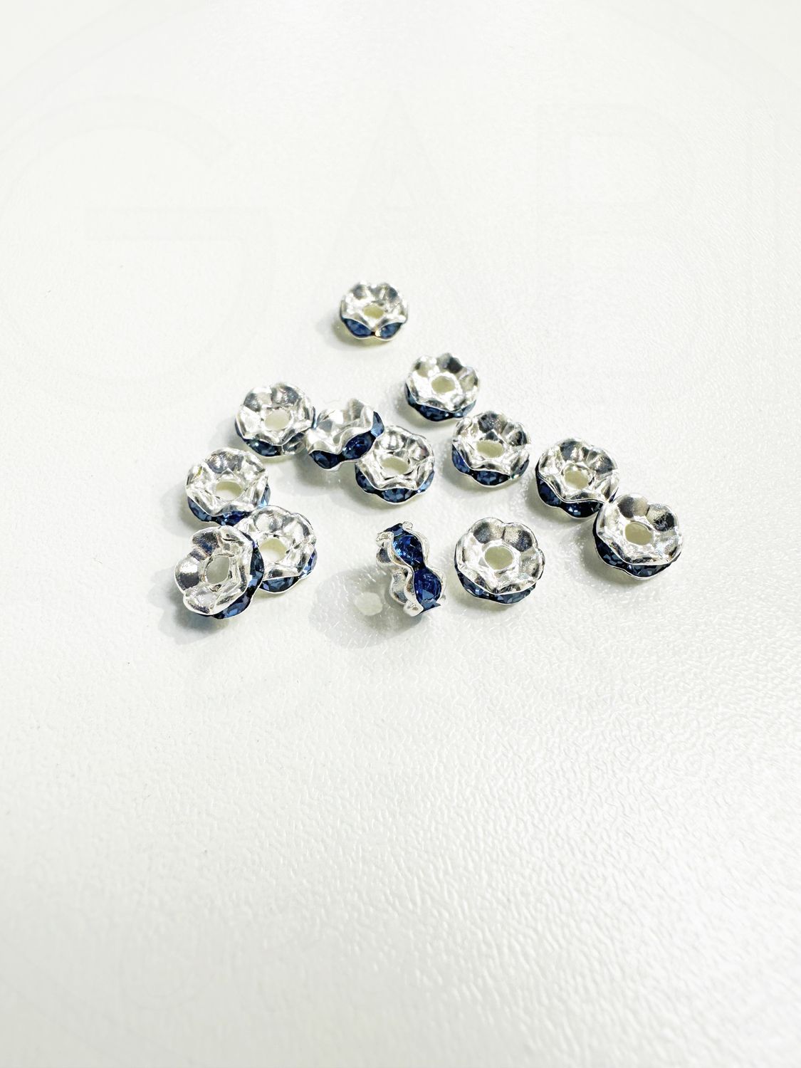 Intarpai su melsvomis akutėmis, sidabro spalvos, 6mm, 20vnt