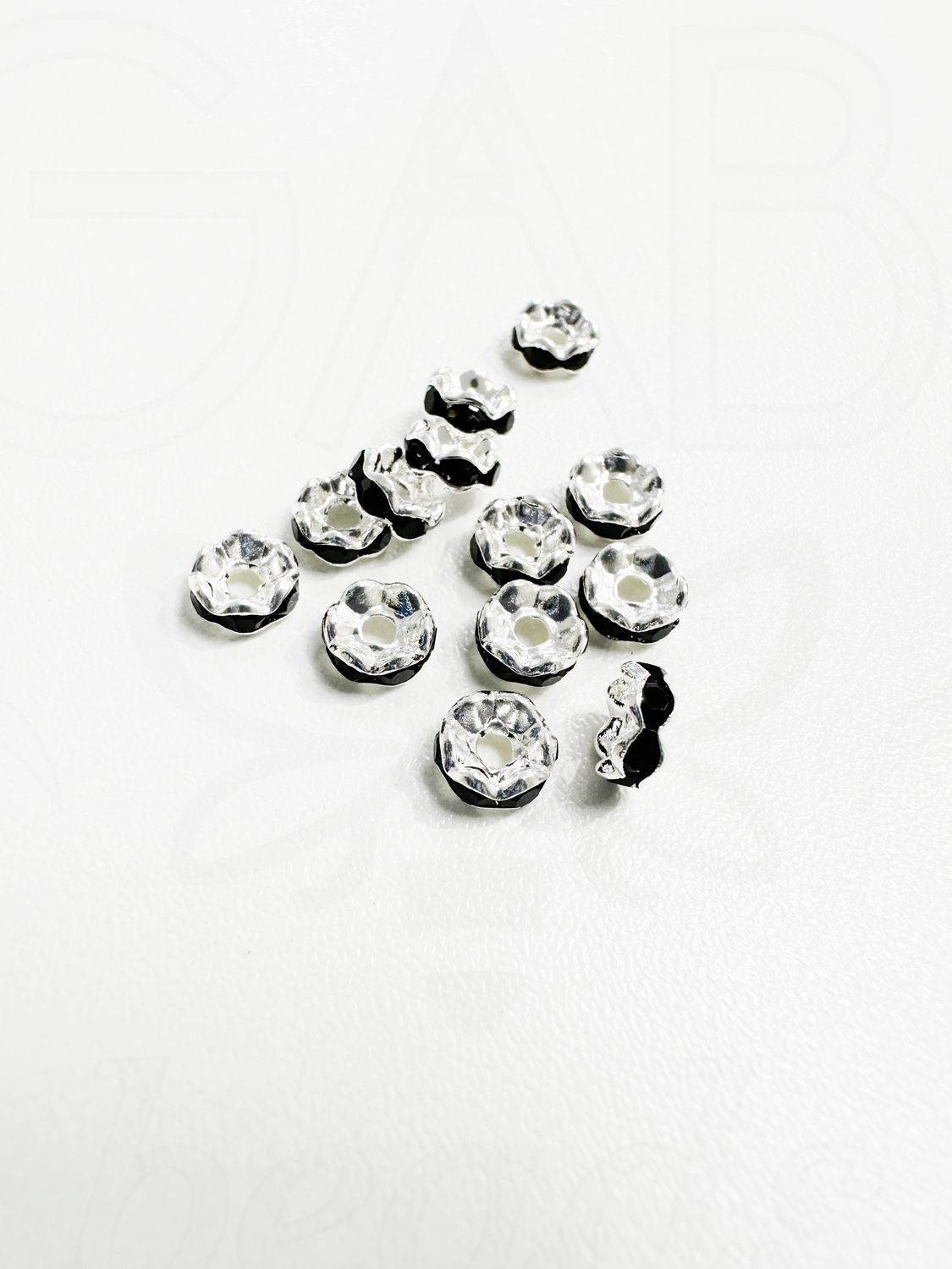 Intarpai su juodomis akutėmis, sidabro spalvos, 6mm, 20vnt