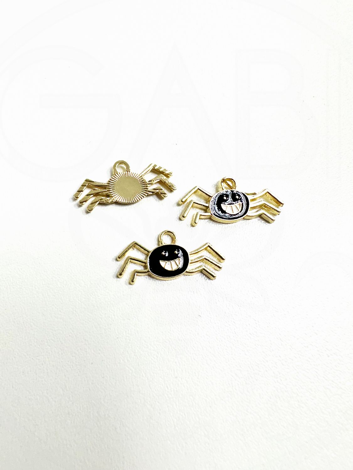 Pakabukas dengtas emale, aukso, juodos, baltos spalvos 10,5x22x2mm, 2vnt
