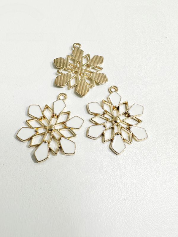 Pakabukas &quot;Snaigė&quot; dengtas emale, baltos, aukso spalvos 22x22,5x2mm, 1vnt
