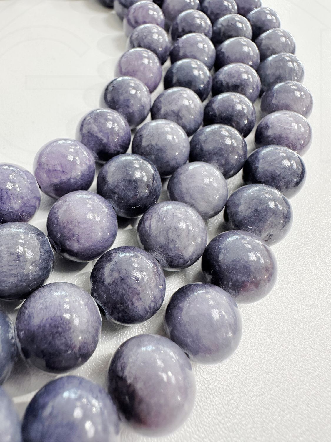 Žadeitas, pilkai violetinės spalvos