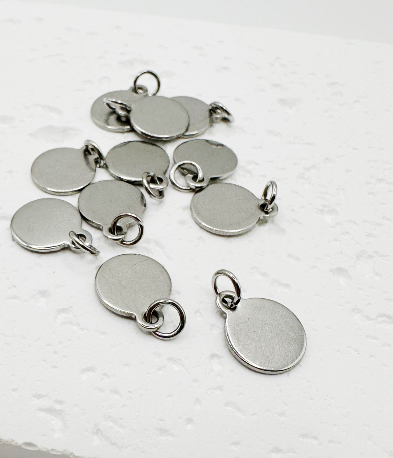 Nerūdijančio plieno pakabukas, plieno spalvos 10x13mm, 5vnt