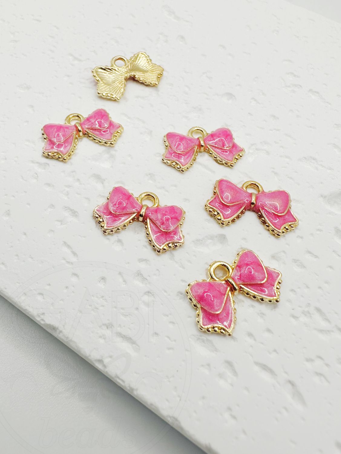 Pakabukas dengtas emale &quot;Kaspinėlis&quot;, aukso, rožinės, spalvos 13x12x1mm, 5vnt