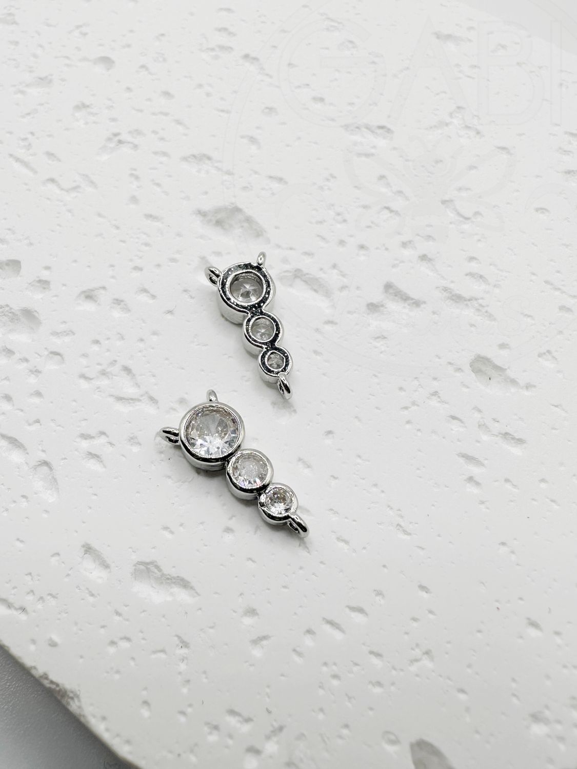 Nerūsējošā tērauda kulons ar cirkonija caurumiem, tērauda krāsā, 15x6,5x3mm, 1 gab.