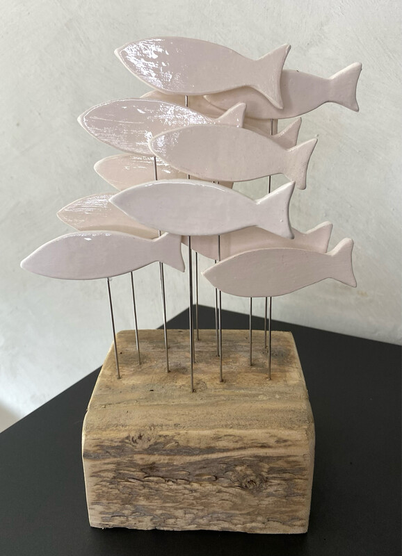Banc de poissons sur socle en bois