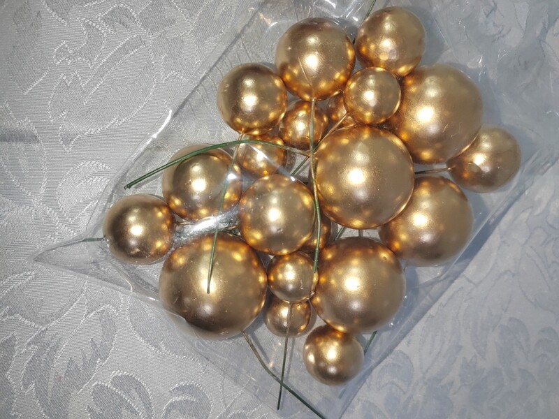 Faux balls mixed sizes Gold