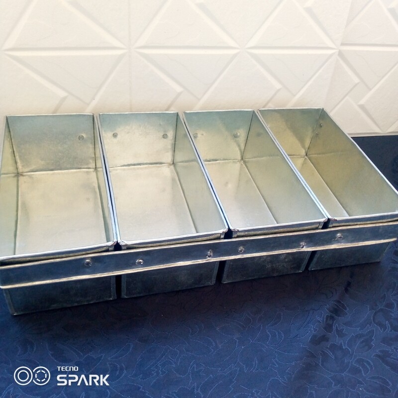 B04 bread pan with lid