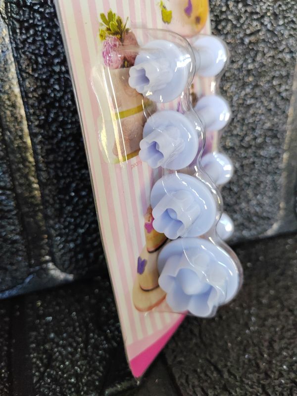 Flower plunger cutter