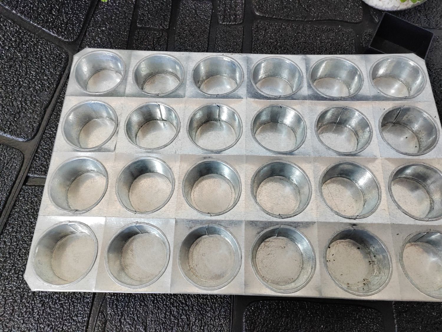 24 holes muffins