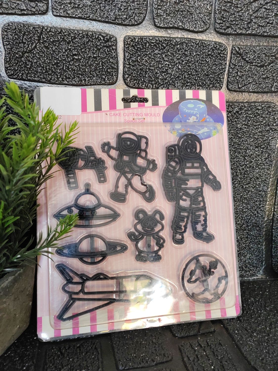 Spaces set cake cutting mould