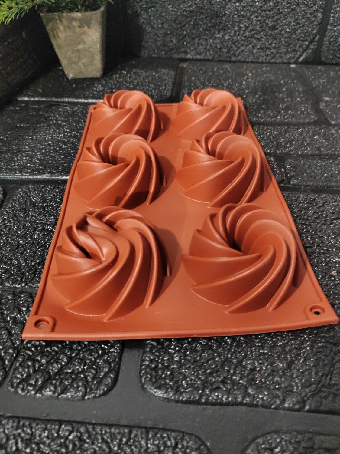 Swirl silicone mould