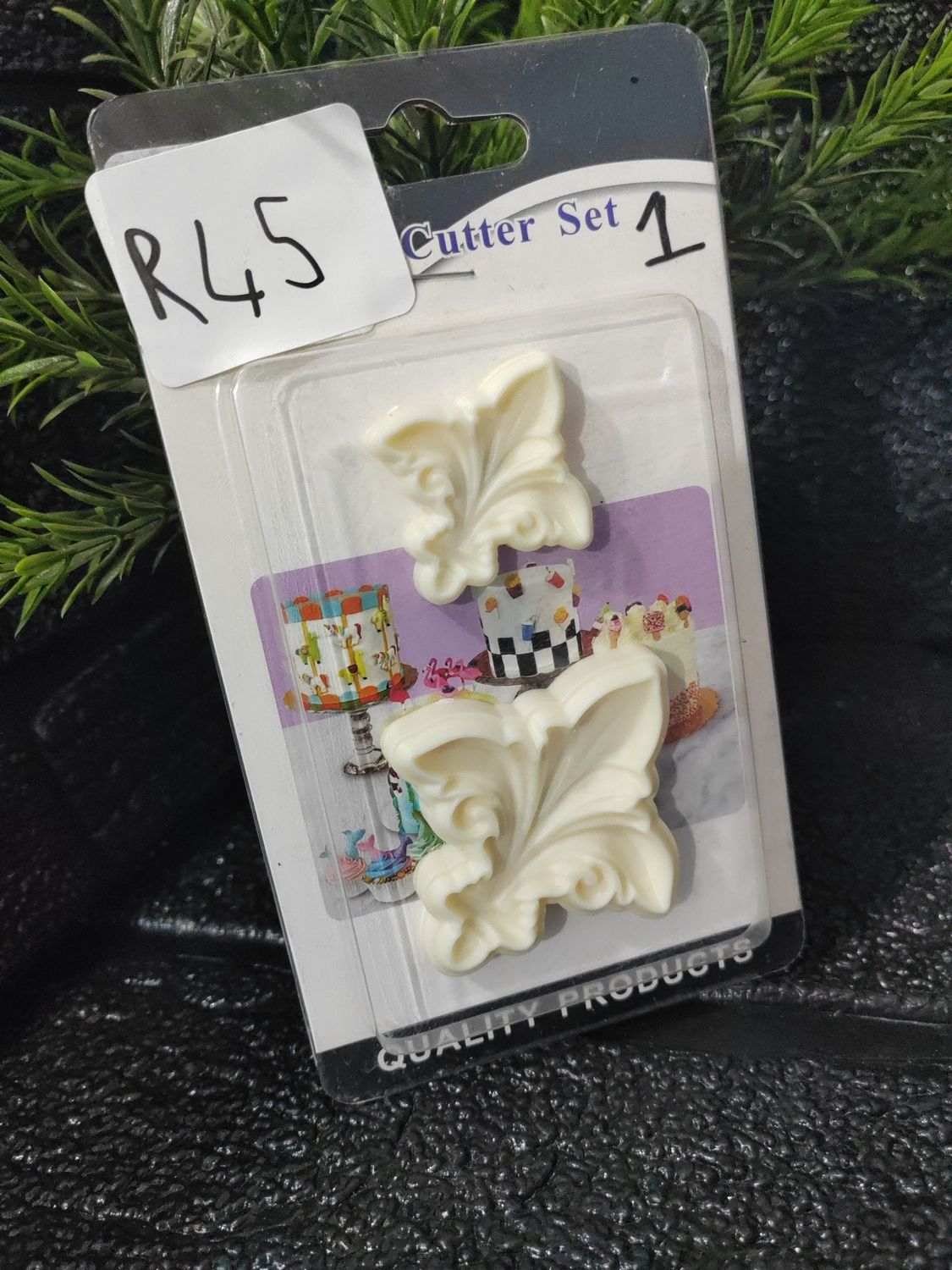 Decorating cake cutter