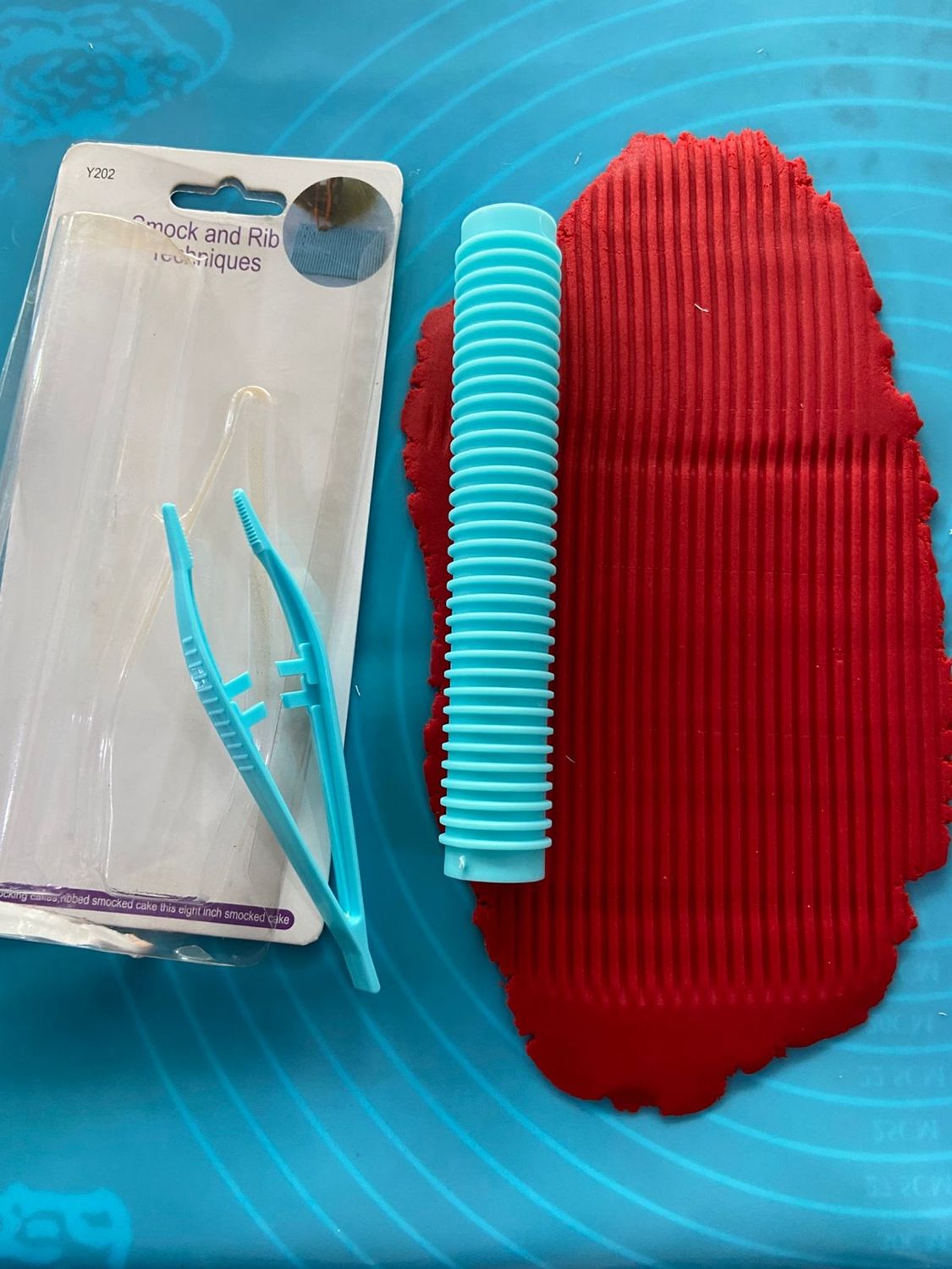 Fondant pattern roller with clipper