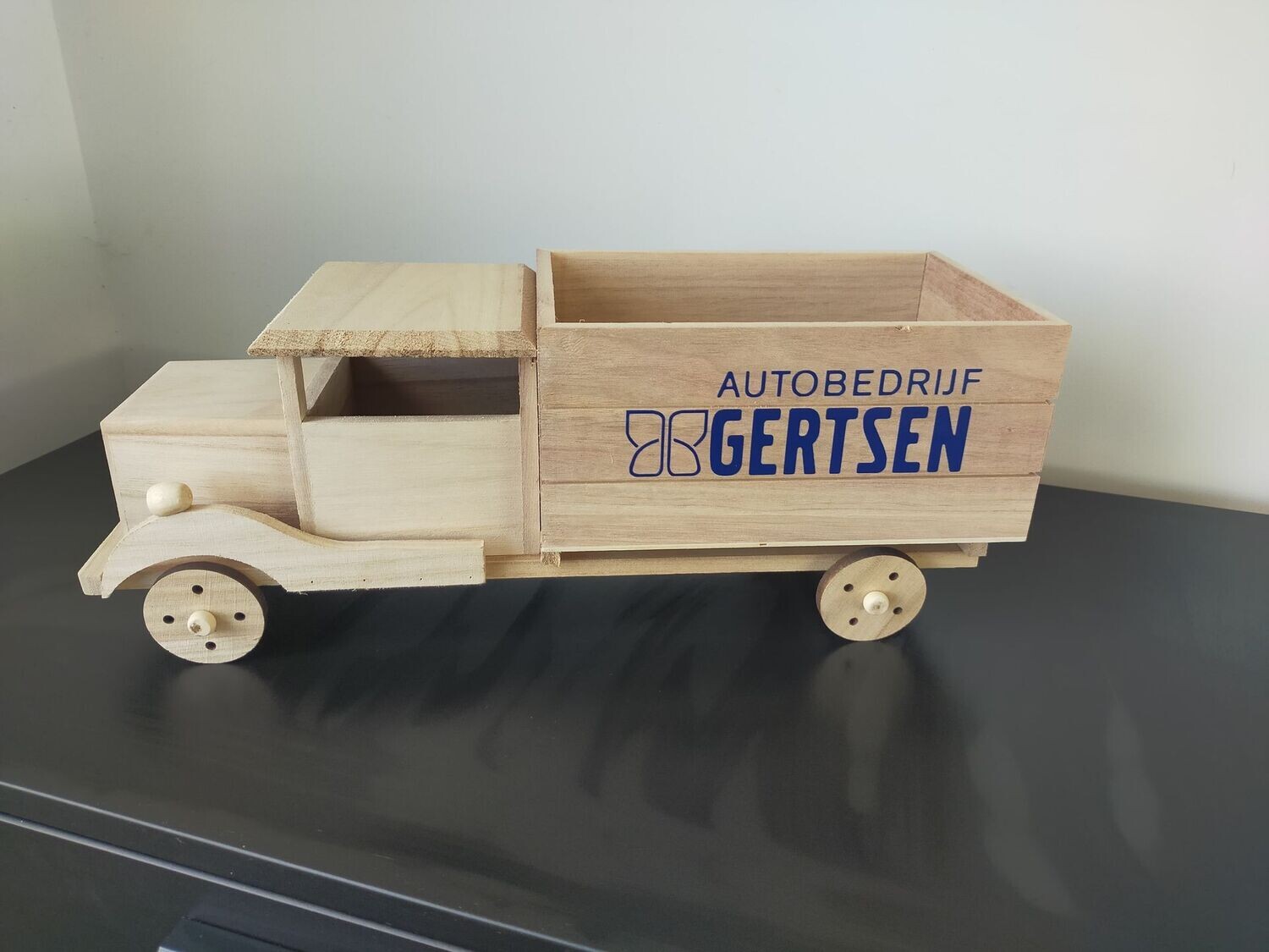 Houten bierwagen met logo