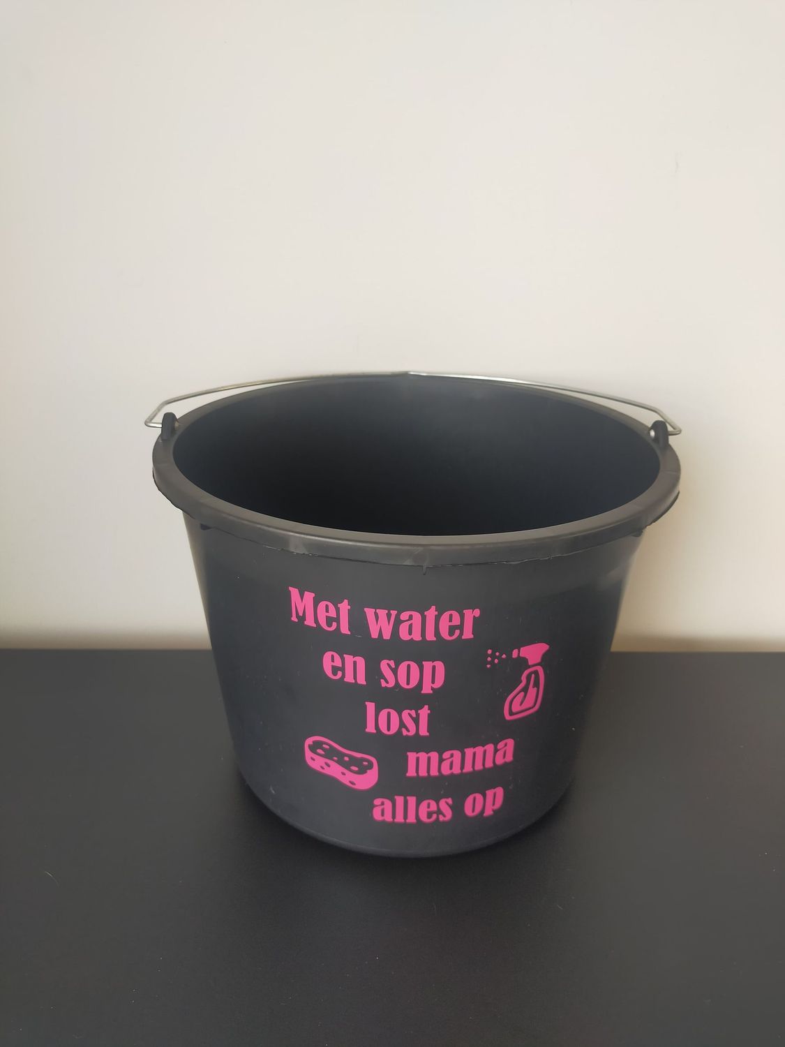 Kado emmer "Met water en sop lost mama alles op"