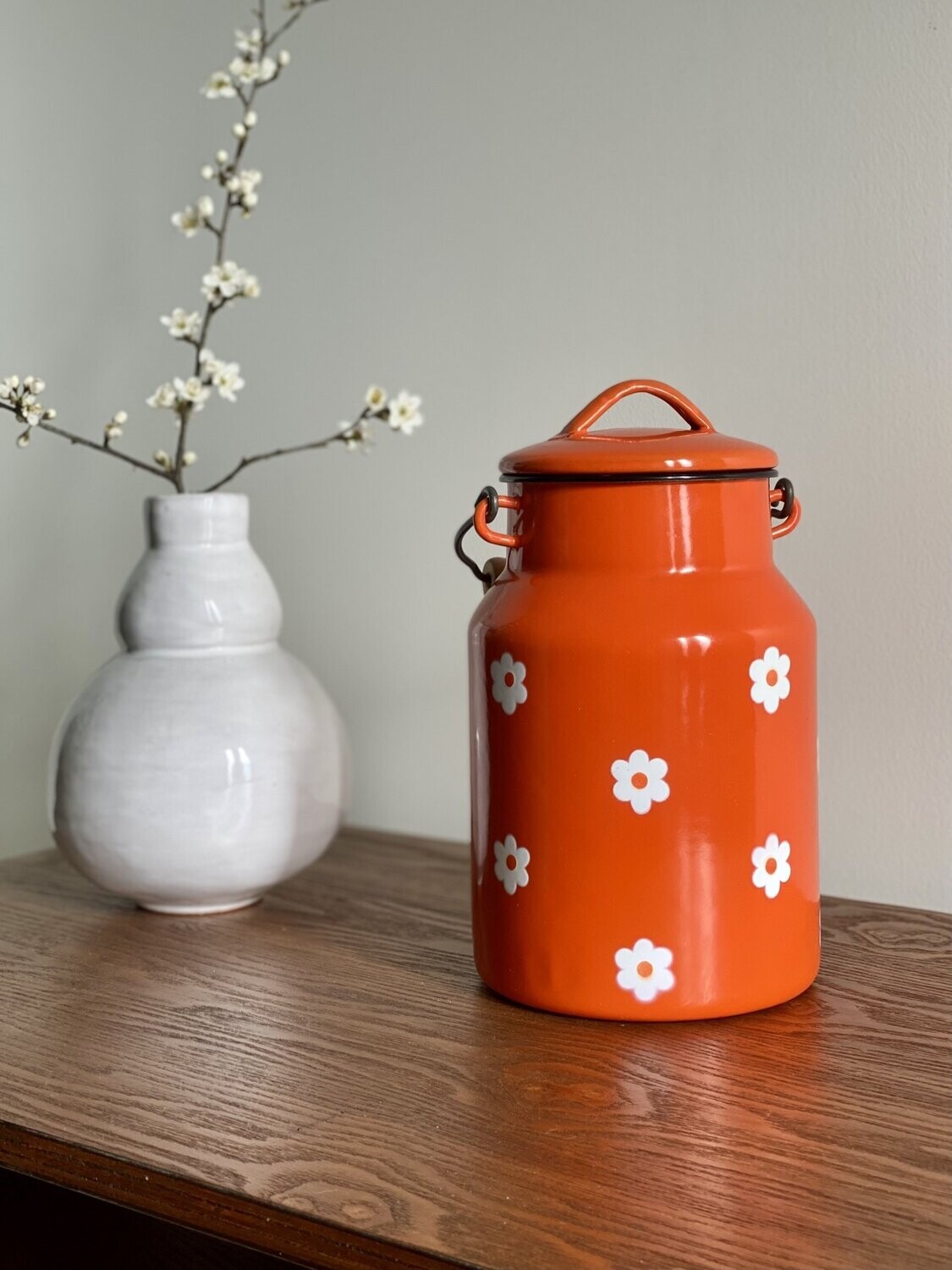 Boite à lait en émail orange