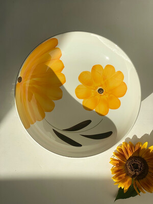 Grand plat creux fleurs jaunes
