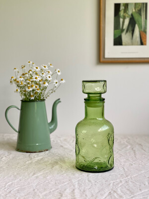 Carafe en verre vert