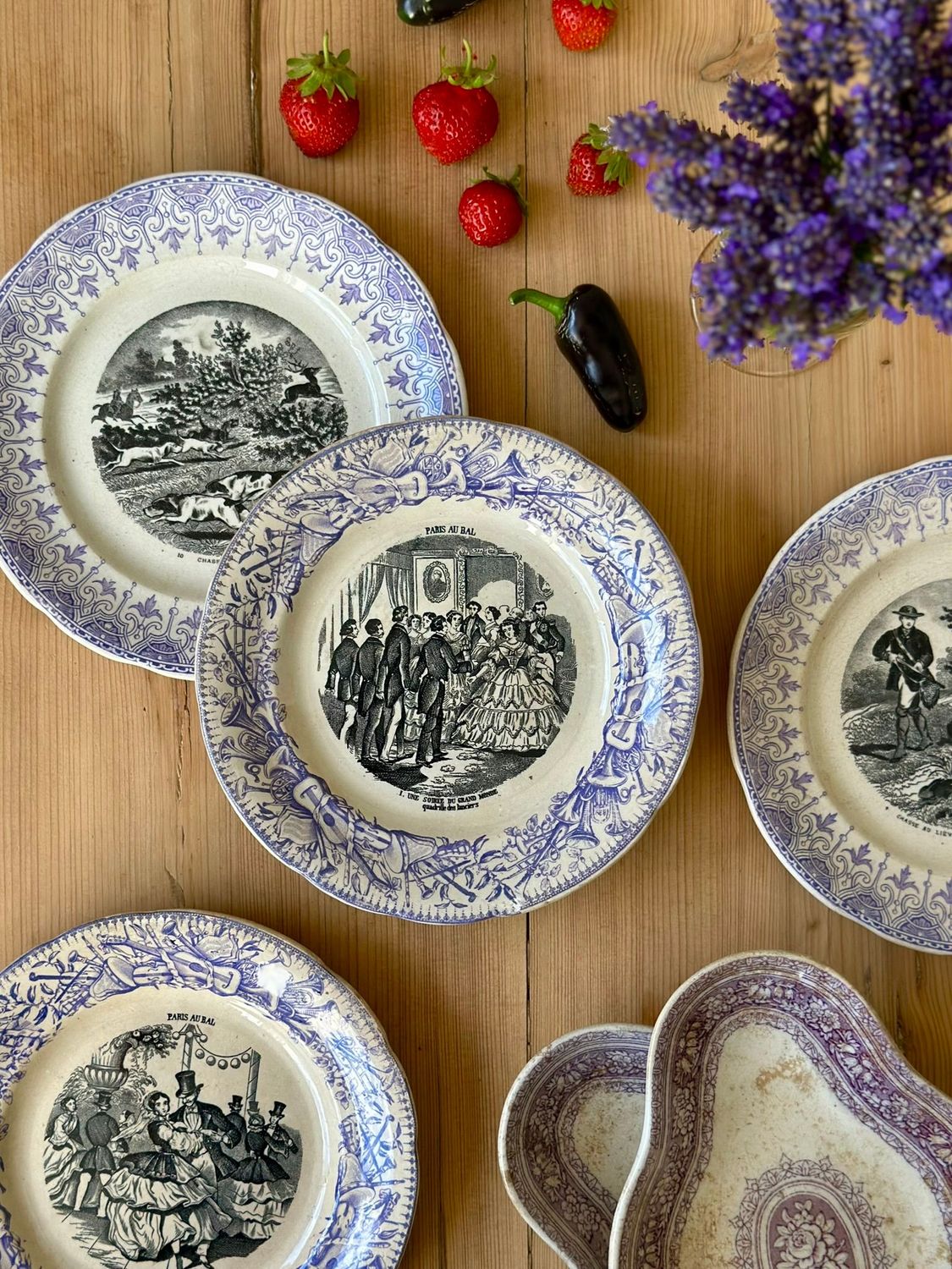 4 assiettes dépareillées  "La chasse" - "Paris au bal"