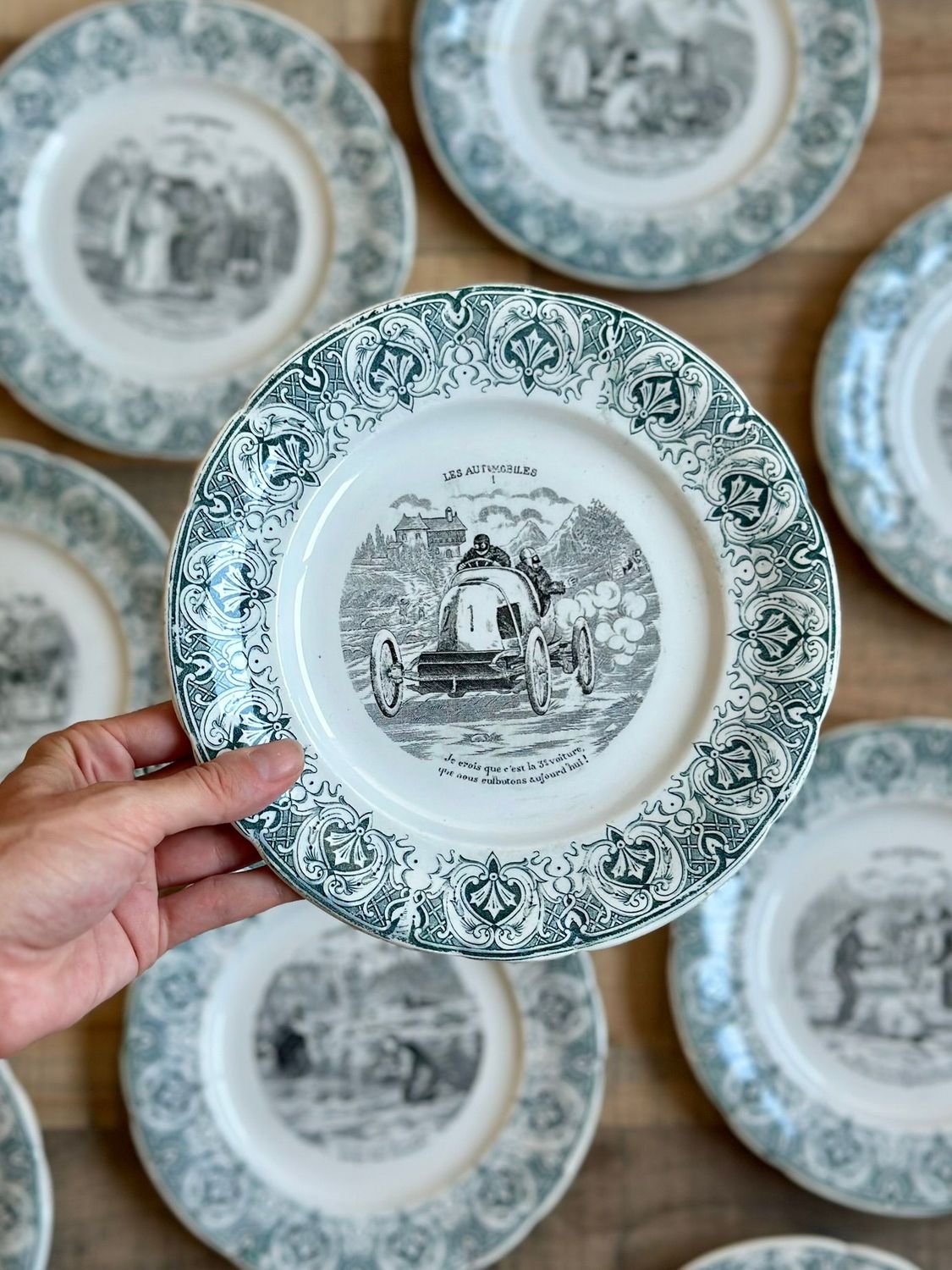 Série complète 12 assiettes parlantes  "Les Automobiles" - St Amand