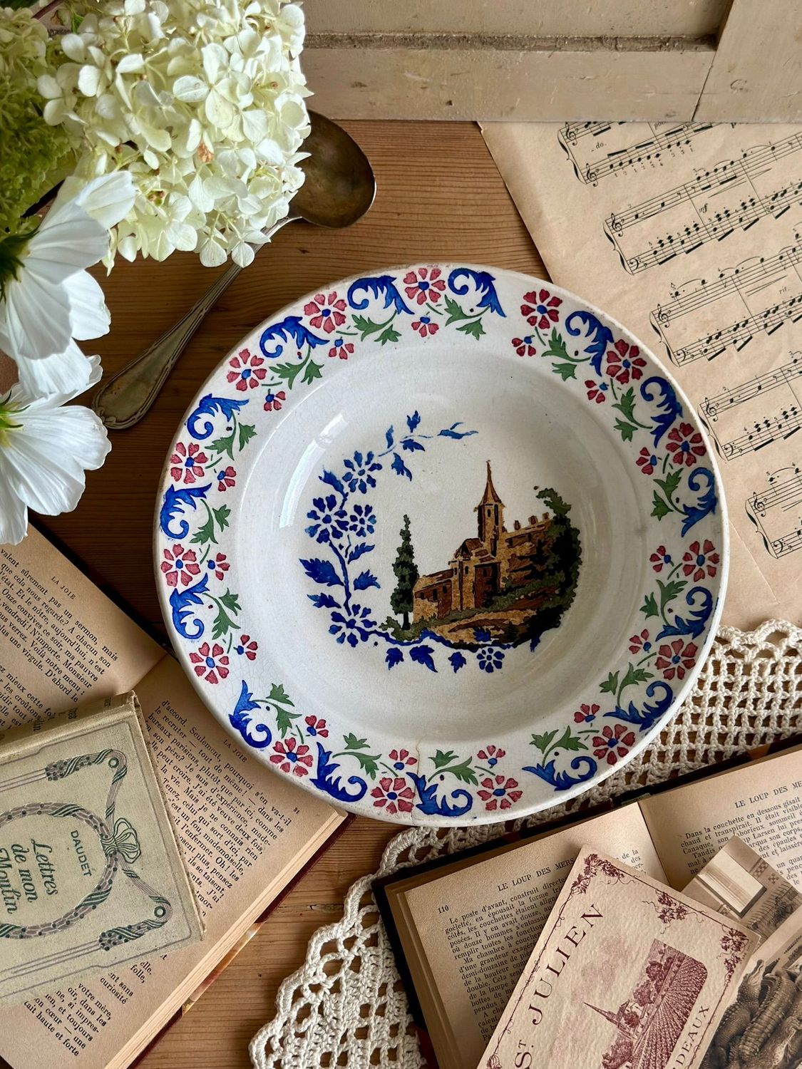 Plat rond "Scène de village" - Gien