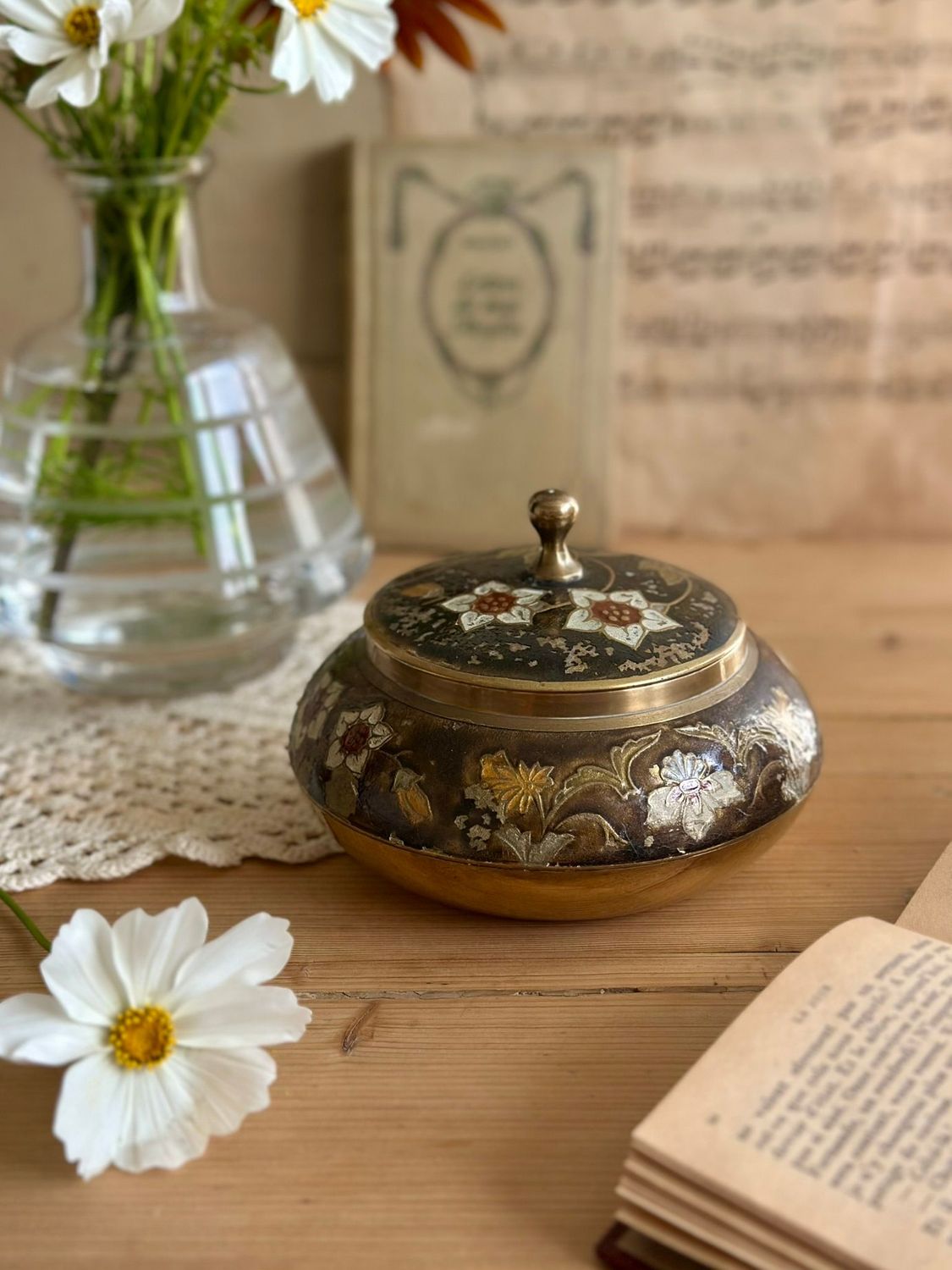 Boîte ancienne en laiton décoré