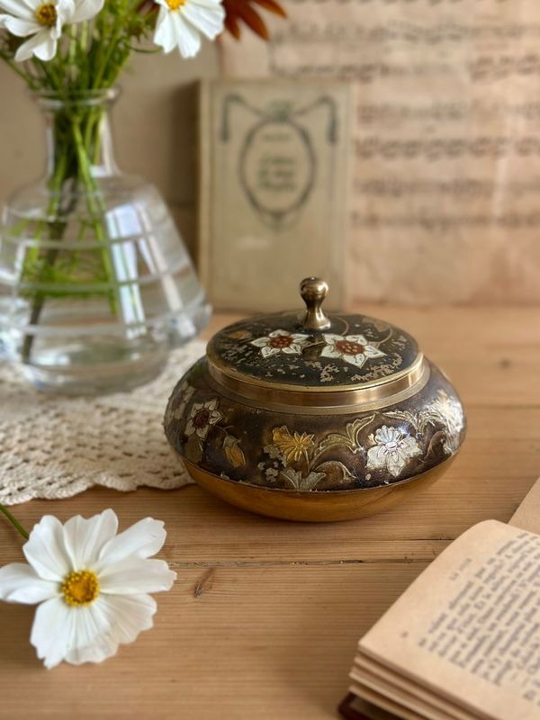 Boîte ancienne en laiton décoré
