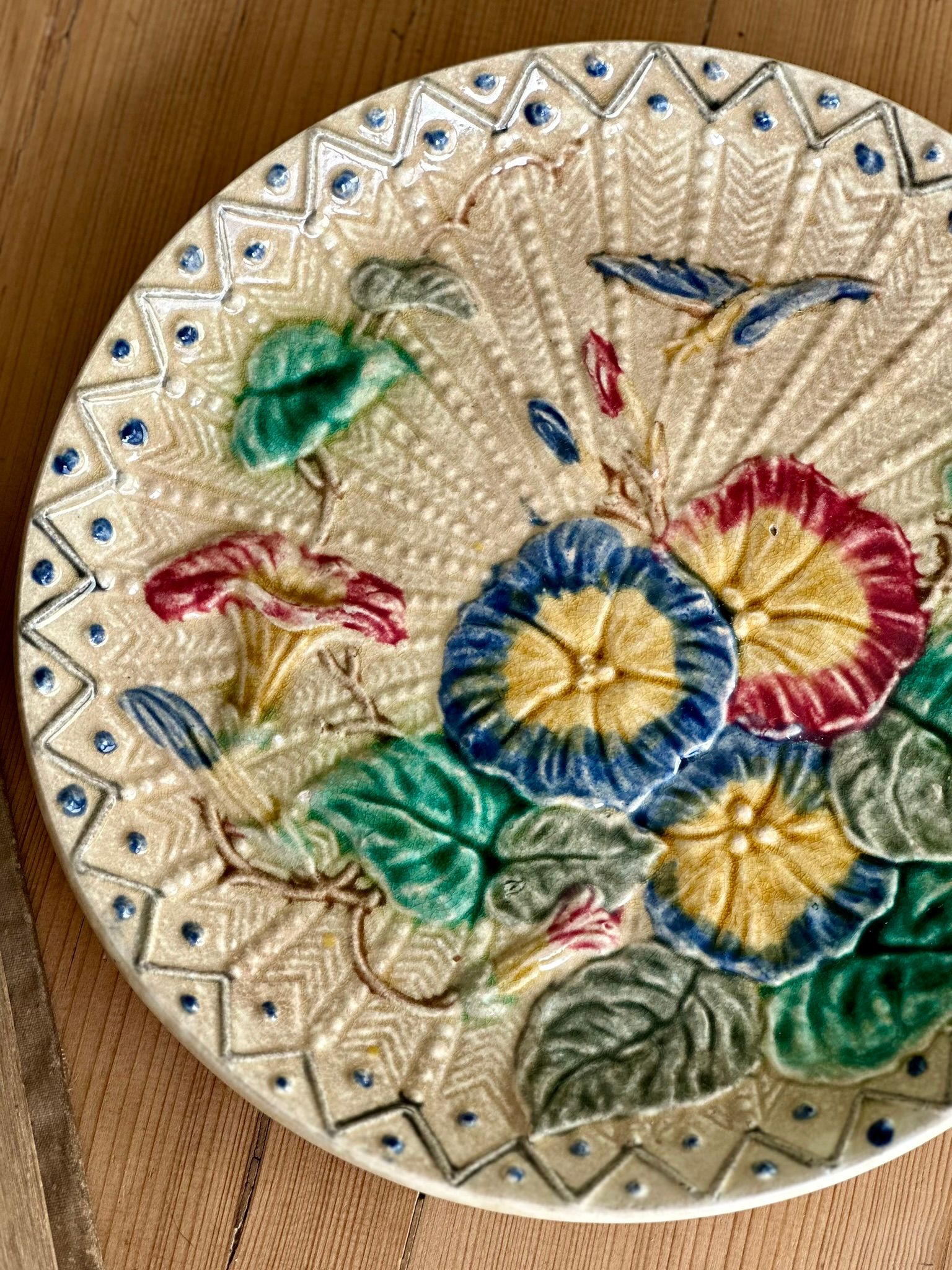 Assiette ancienne en barbotine - Liserons