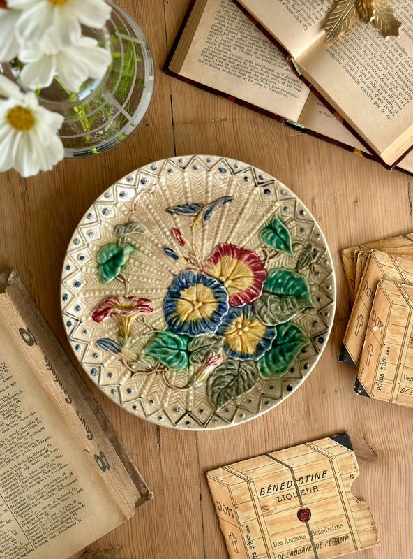 Assiette ancienne en barbotine - Liserons