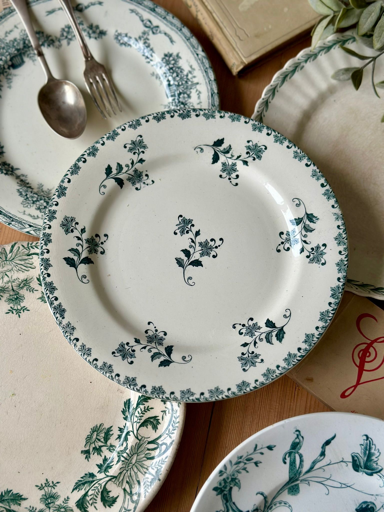 6 assiettes anciennes dépareillées - Diverses manufactures