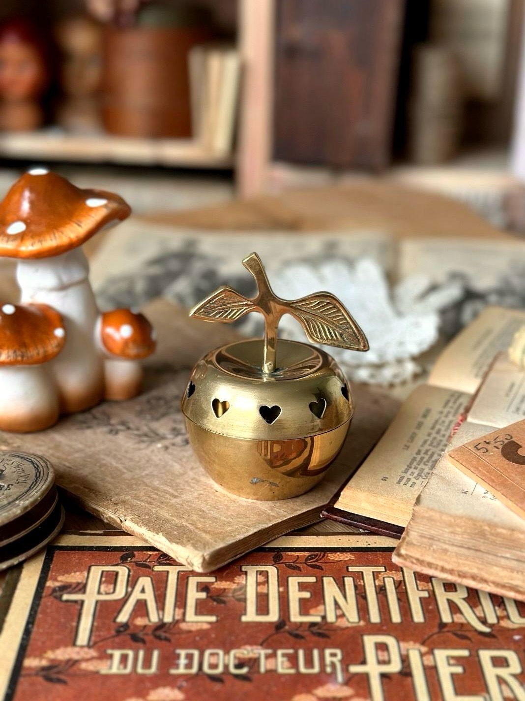 Ancienne boite en laiton - Pomme & Coeurs Ancienne boite en laiton - Pomme & Coeurs