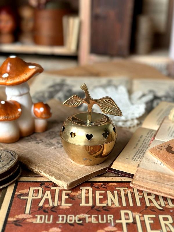 Ancienne boite en laiton - Pomme & Coeurs