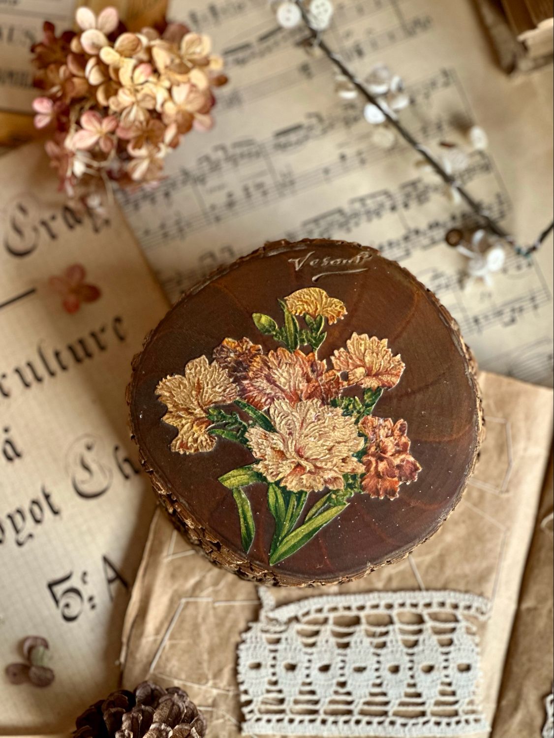 Ancienne boîte souvenir fleurie