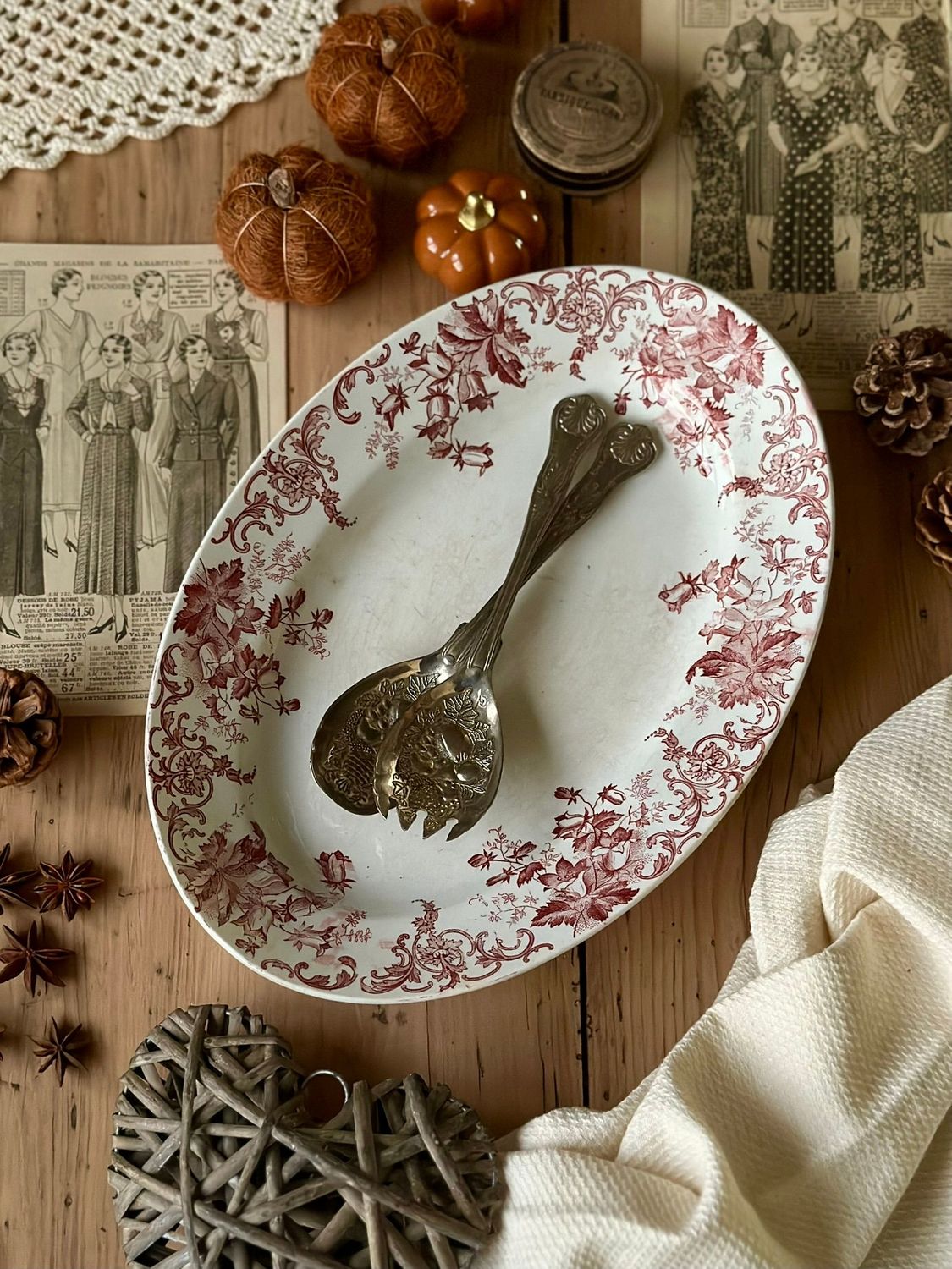 Plat ovale ancien "Campanules"