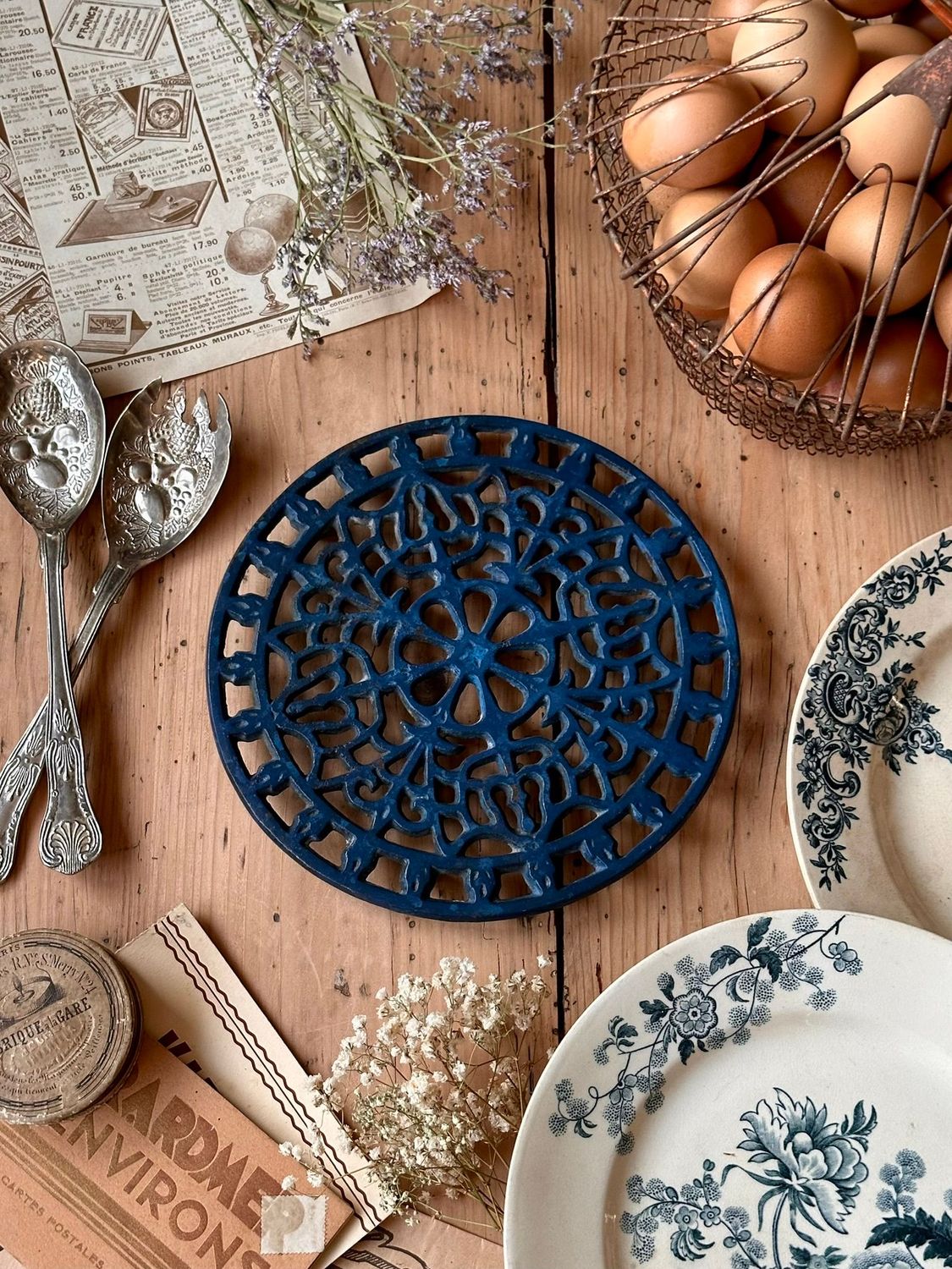 Ancien dessous de plat en fonte émaillée