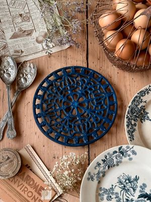 Ancien dessous de plat en fonte émaillée