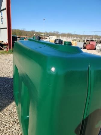CONTENEUR PLASTIQUE EX FIOUL PEINT EN VERT 2500 L OCC REF : W00252302005PI