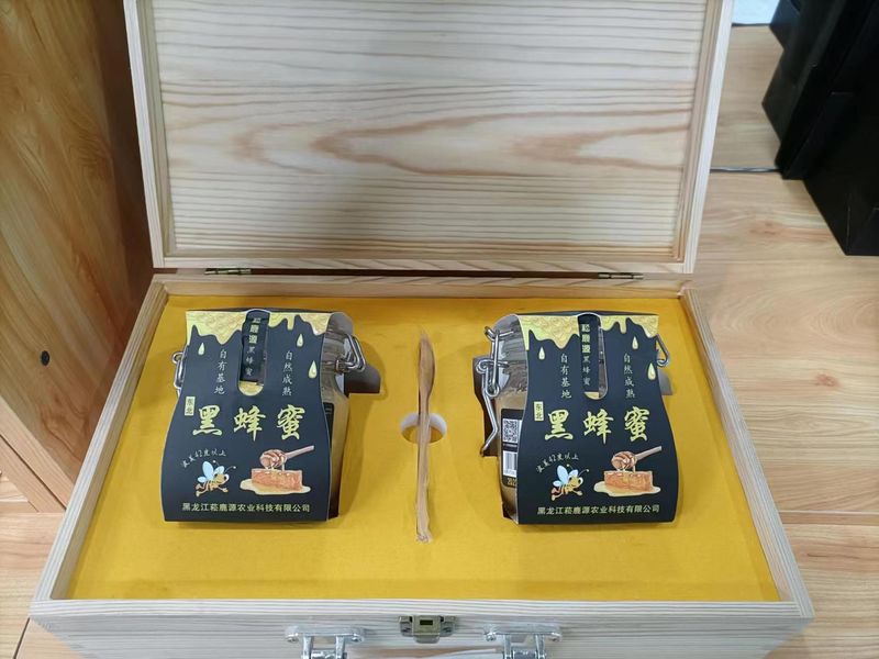 19	94008	菘鹿源卡扣黑蜂蜜450克礼箱	提	329	4盒/箱	35*21*10	450克*2	24个月