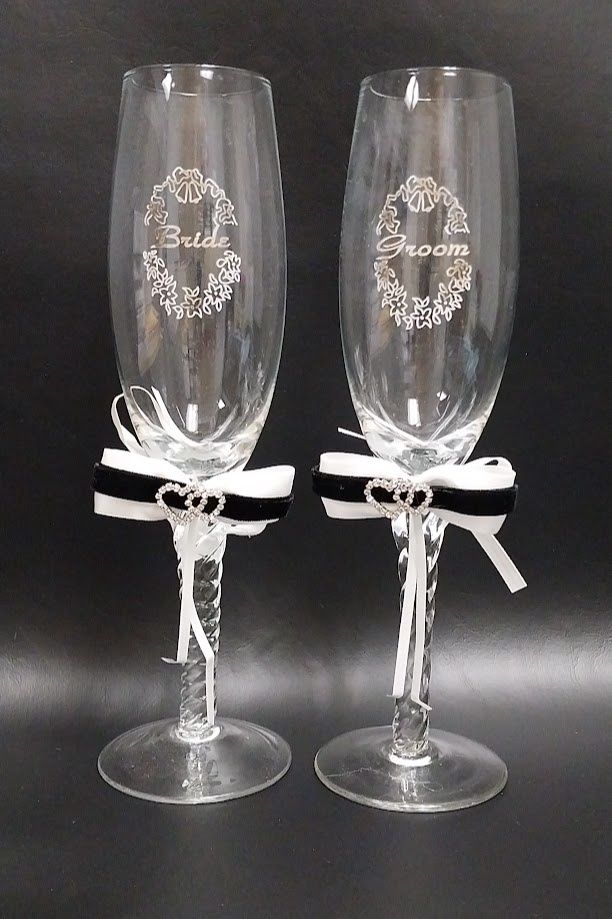 Champagne Flute Set w/Hearts Black/White