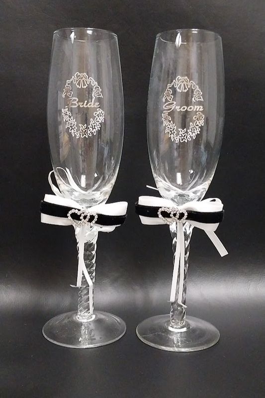 Champagne Flute Set w/Hearts Black/White