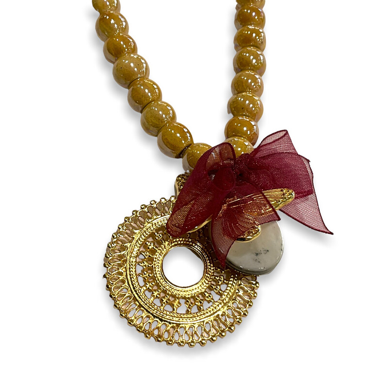 Collier de perles avec pendentif doré