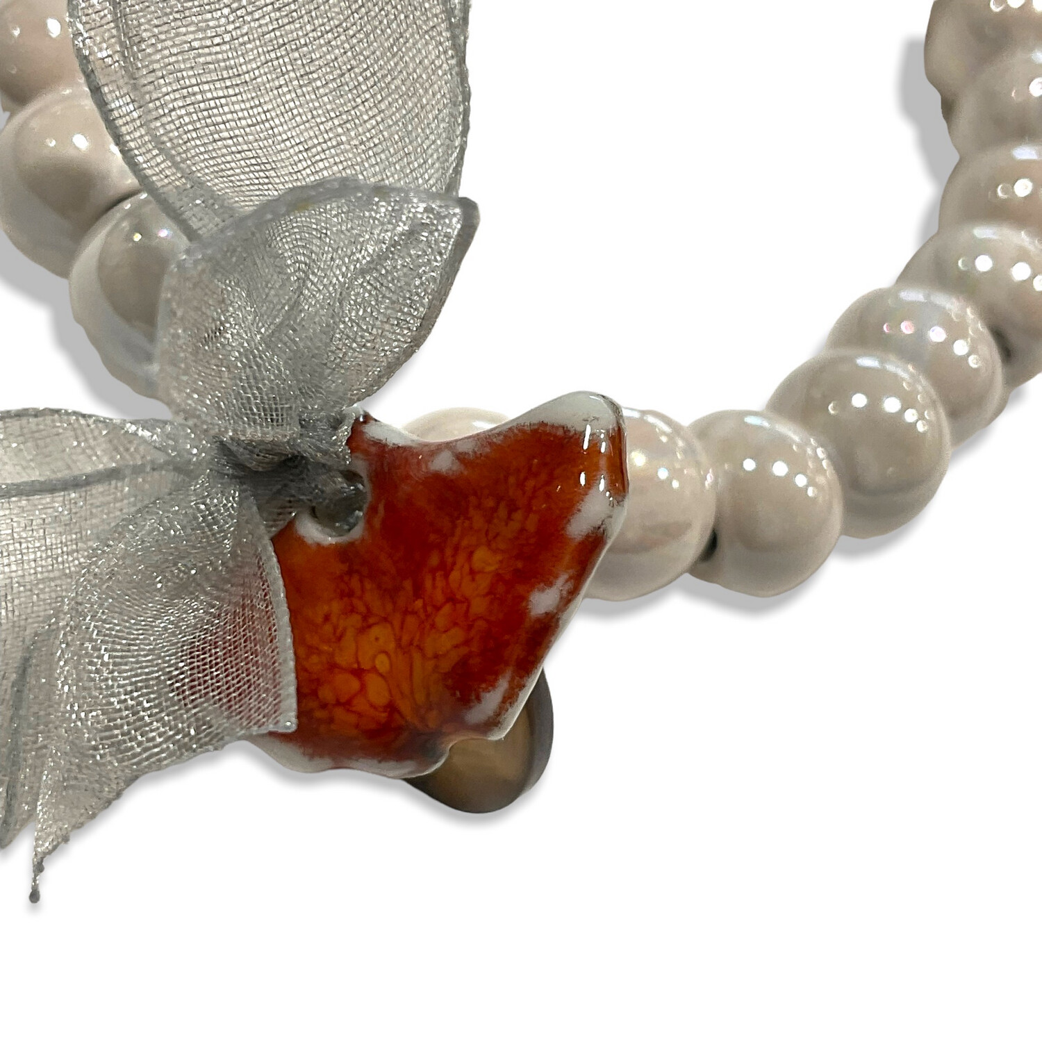 Bracelet de perles et feuille de ginkgo