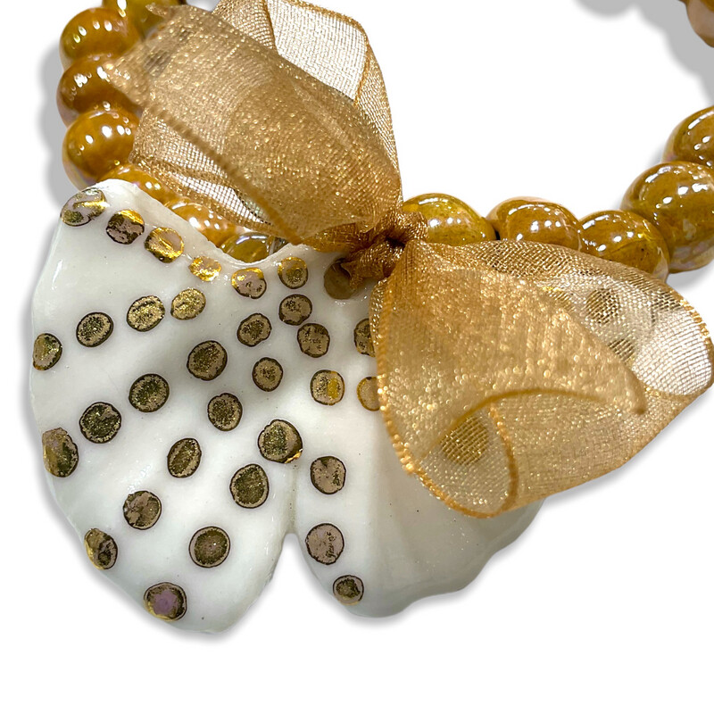 Bracelet de perles et feuille dorée