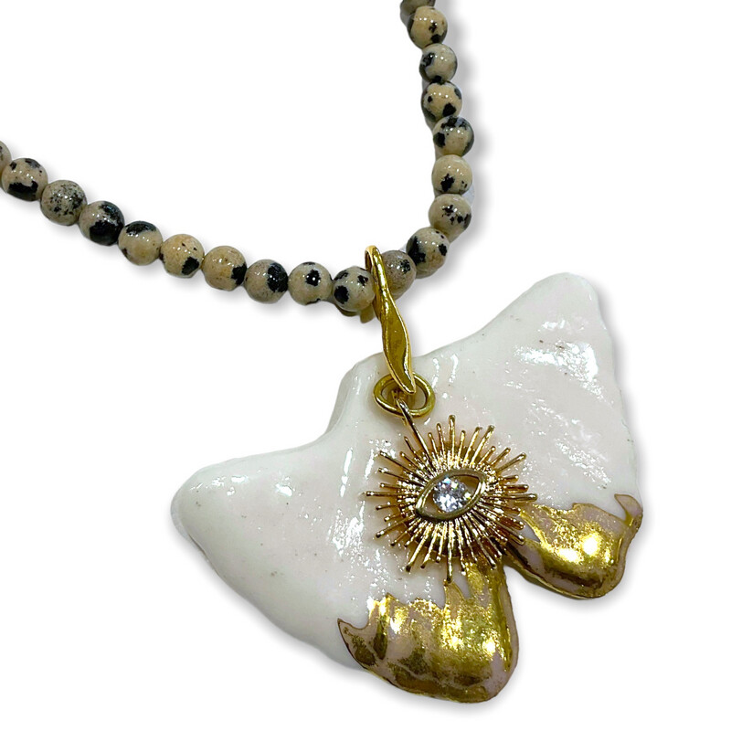 Collier pendentif feuille de ginkgo et perles