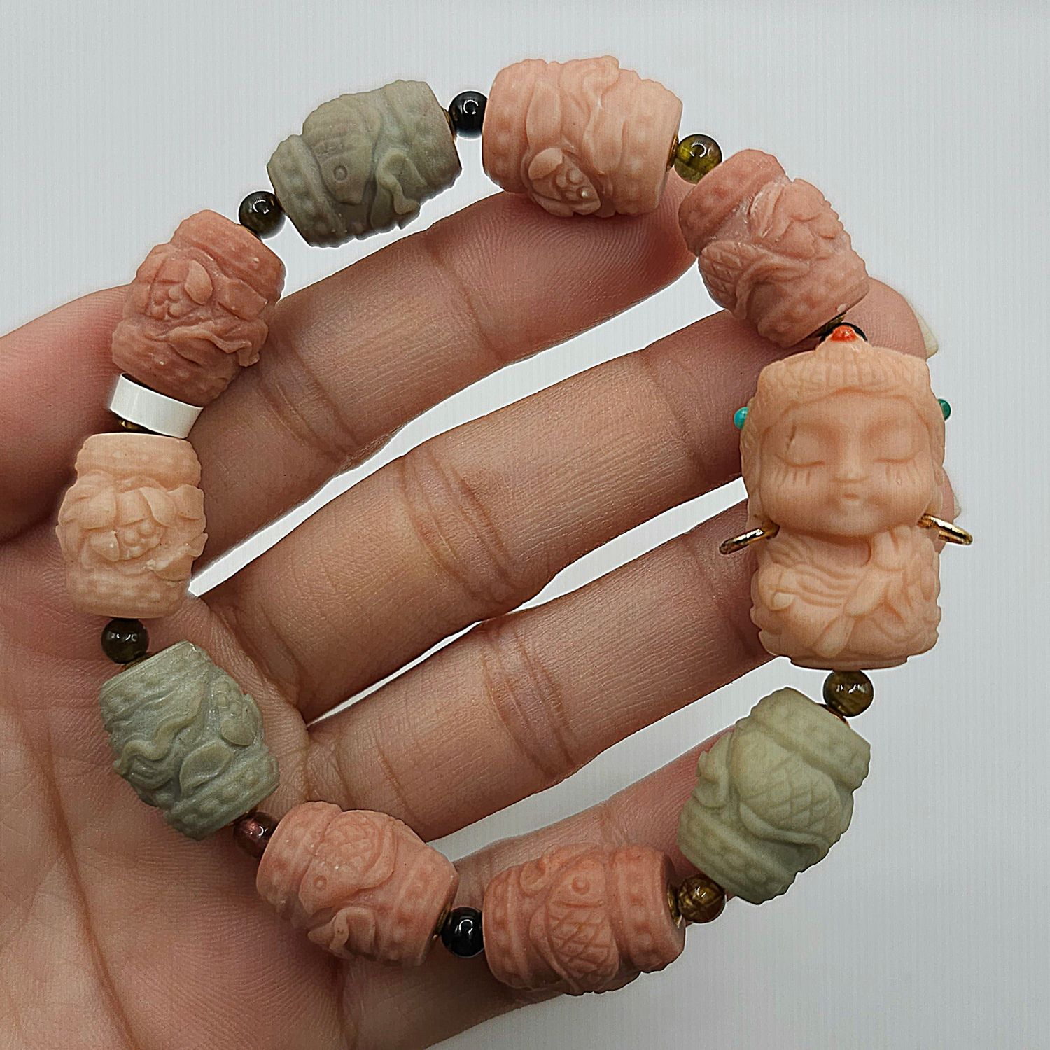 Natural Alashan Agate with Fish Carving &amp; Guanyin - 18K